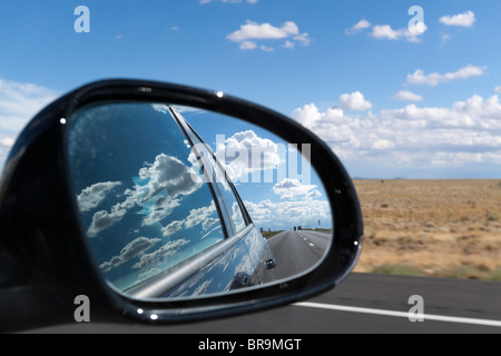 Seitenspiegel Ansicht zeigt Autos auf der Straße und Wolken reflektieren auf der Auto - schlägt geht man von der Vergangenheit Stockfoto