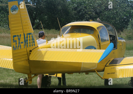 Einem geparkten Fuji FA200 Aero Subaru einmotorigen Kunstflug Flugzeug während Vorflugkontrollen durch seinen Piloten Stockfoto