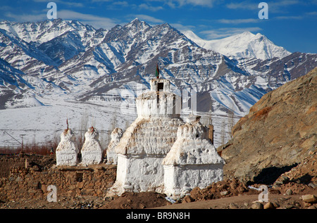 Die Wanderung auf dem zugefrorenen Fluss Zanskar ist ein echtes Wintererlebnis im indischen Himalaya-Gebirges. Stockfoto