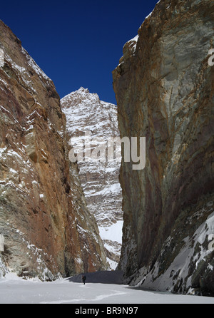 Die Wanderung auf dem zugefrorenen Fluss Zanskar ist ein echtes Wintererlebnis im indischen Himalaya-Gebirges. Stockfoto