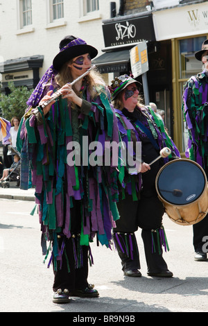 Mitglieder die darstellende Rahmenart Wicket Brut Border Morris tanzen bei St Albans Festival 2010 Stockfoto