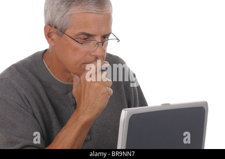 Porträt von einem nahen im Alter von kaukasischen Mann auf seinem Laptop. Stockfoto