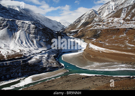 Die Wanderung auf dem zugefrorenen Fluss Zanskar ist ein echtes Wintererlebnis im indischen Himalaya-Gebirges. Stockfoto