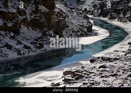 Die Wanderung auf dem zugefrorenen Fluss Zanskar ist ein echtes Wintererlebnis im indischen Himalaya-Gebirges. Stockfoto