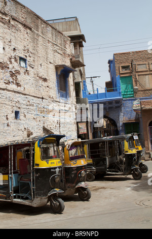 Tuk-Tuks in einer Jhodpur Straße Stockfoto