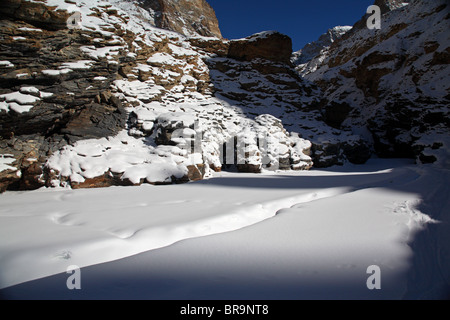 Die Wanderung auf dem zugefrorenen Fluss Zanskar ist ein echtes Wintererlebnis im indischen Himalaya-Gebirges. Stockfoto