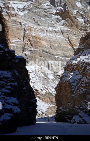 Die Wanderung auf dem zugefrorenen Fluss Zanskar ist ein echtes Wintererlebnis im indischen Himalaya-Gebirges. Stockfoto