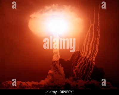 1950ER JAHREN ATOMBOMBE ATOMPILZ EXPLOSION Stockfoto