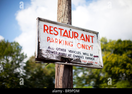 Melden Sie sich bei Restaurant Parken nur auf Telefonmast. Stockfoto