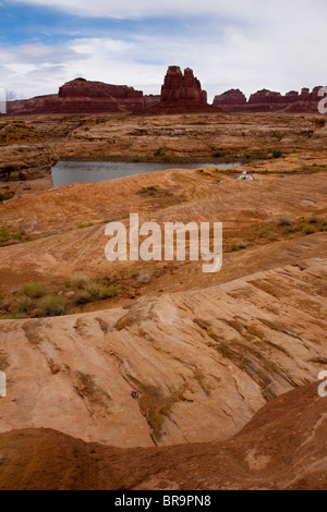 Dramatische wirbelnden orange Felsformationen und roten Buttes an der Spitze des Lake Powell im südlichen Utah, USA Stockfoto