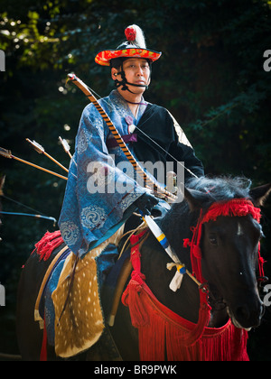 Ein Bogenschütze in alten Samurai-Krieger-uniform Stockfoto