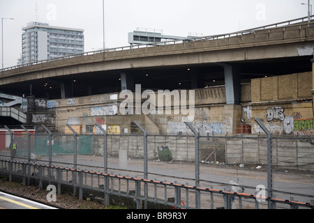 Graffiti unter der Westway an Westbourne Park Tube Station Stockfoto