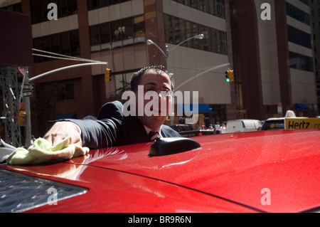 Ein Nissan-Mitarbeiter Polituren eine Nissan Leaf Elektrofahrzeug auf dem Display außerhalb der Clinton Global Initiative in New York Stockfoto