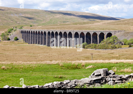 Die Durchführung der Settle Carlisle Eisenbahnlinie über den Fluss Ribble, North Yorkshire Ribblehead-Viadukt Stockfoto