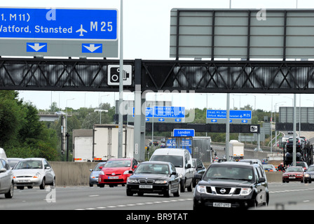 Stark frequentierten M25 Autobahn in der Nähe von Heathrow Airport, Großbritannien Stockfoto