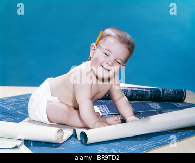 1960ER JAHREN BABY-AUGEN GESCHLOSSEN LUSTIGE MIMIK KRIECHEN AUF ROLL-OUT BLAUPAUSEN Stockfoto