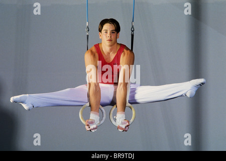 Männlichen Turner an den Ringen. Stockfoto