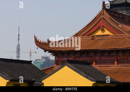 Neubau hinter Altbauten in Pinghu China droht. Stockfoto