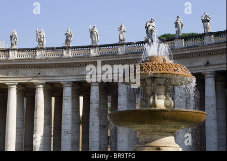 Rom - Brunnen auf dem St. Petersplatz im Vatikan Stockfoto