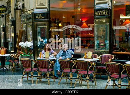 Paar in einem Café in einer kommerziellen Passage in Leipzig, eine Stadt im östlichen Bundesland Sachsen Stockfoto