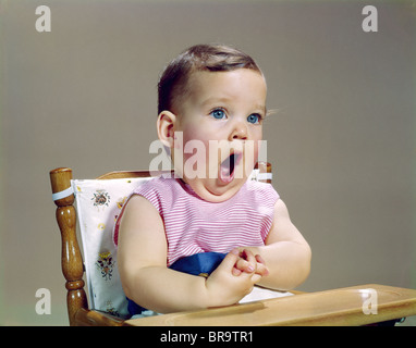 1960ER JAHRE BABY MUND WEIT OFFEN GÄHNEN SINGEN ÜBERRASCHT, SCHOCKIERT, ERSTAUNT GESICHTSAUSDRUCK Stockfoto