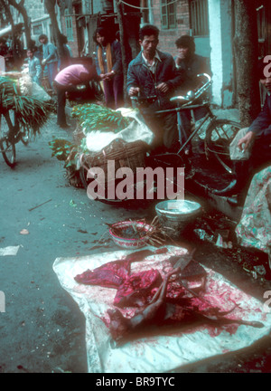 Hundefleisch auf dem Straßenmarkt in Kanton, China 1985 Stockfoto