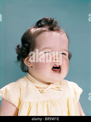 1950S 1960S UNGLÜCKLICH SCHREIENDES BABY MUND ZEIGT NEUE ZÄHNE ZAHNEN SCHMERZEN Stockfoto