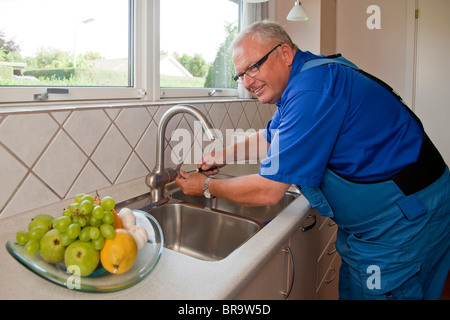 Heizungs- und Sanitär-Techniker-Reparatur einer Mischbatterie Stockfoto