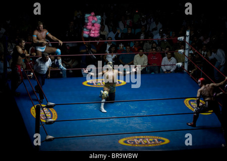 Ringer durchführen in einem Lucha Libre-Event in Puebla Arena im mexikanischen Puebla Stockfoto