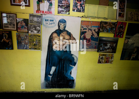 Wrestling Plakate hängen an einer Wand in einem mexikanischen wrestling Lucha Libre Schule in Mexiko-Stadt Stockfoto