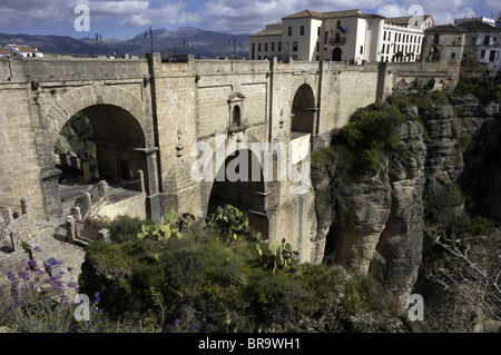 Ein Blick auf die neue Brücke über die Schlucht von Ronda Stockfoto