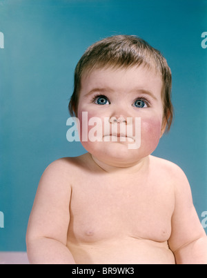 1960ER JAHRE PORTRAIT SÜßE BRÜNETTE BABY BLAU AUGEN NACH OBEN Stockfoto