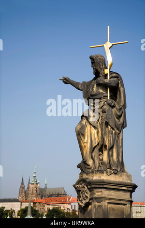 Prag - St. Johannes der Täufer von Josef Max 1857, Blick von der Karlsbrücke entfernt, st.-Veits-Dom Stockfoto