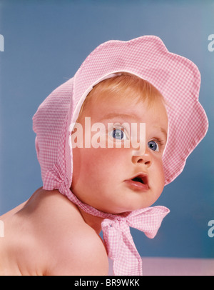 1960ER JAHREN SEHR NIEDLICHEN BLAUEN AUGEN BABY TRAGEN ROSA WEIß ÜBERPRÜFT MOTORHAUBE NACHSCHLAGEN Stockfoto