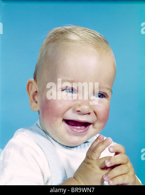 1950S 1960S GLÜCKLICH LACHEND BLONDE BABY BOY Stockfoto