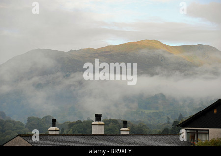 Blick von Ambleside Dorf ganz in der Nähe Fjälls in The Lake District UK am nebligen Morgen Stockfoto