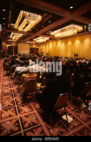 1980ER JAHRE GRUPPE VON MENSCHEN VON HINTEN, DIE TEILNAHME AN EINEM SEMINAR IM TAGUNGSRAUM Stockfoto