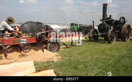 Traditionellen Dampfmaschine angetrieben Kreissäge Schneiden von Holz Stockfoto