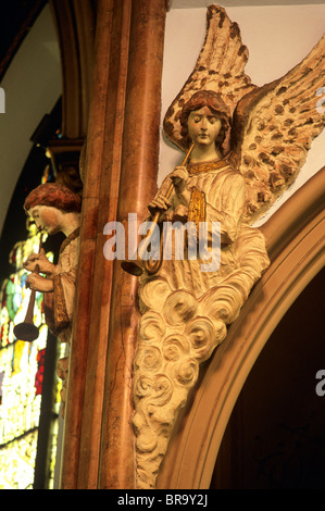 GESCHNITZTEN HÖLZERNEN ENGEL IM UNBEFLECKTEN EMPFÄNGNIS DOM JACKSONVILLE, FL Stockfoto