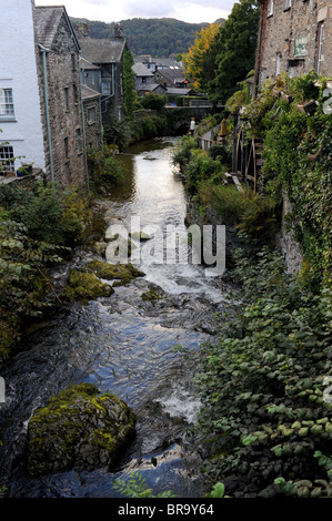 Bach, der durch das Lake District Dorf Ambleside Cumbria UK fließt Stockfoto