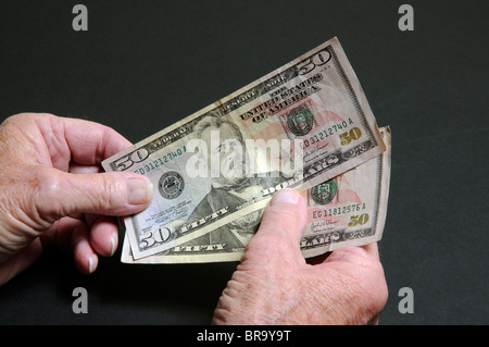 Handvoll Dollar Federal Reserve $50 Dollar-Scheine in die Hand eines Mannes Stockfoto