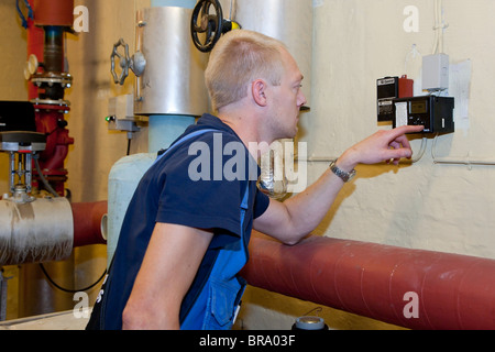 Heizungs- und Sanitär-Techniker Programmierung der Heizungsregler Stockfoto