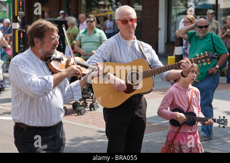 Zwei Männer und ein Mädchen, das Musizieren auf der Straße während Folk Dance Parade, St Albans Festival 2010 Stockfoto