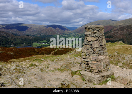 Die trigonometrischen Punkt an der Spitze Loughrigg fiel in der Nähe von Ambleside in The Lake District Cumbria UK Stockfoto