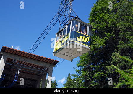 Ein Berg Gondola 7 Kabel Auto hat gerade die Seilbahnstation in Eibsee links Überschrift für den Gipfel der Zugspitze, Bayern, Deutschland Stockfoto