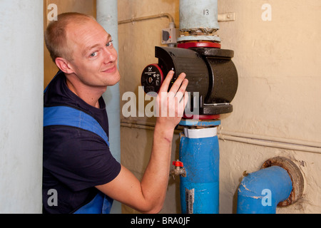 Heizungs- und Sanitär-Techniker die Umwälzpumpe einstellen Stockfoto