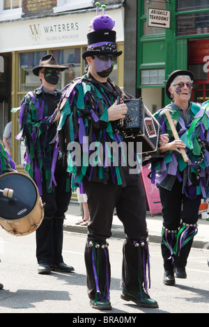 Mitglieder die darstellende Rahmenart Wicket Brut Border Morris tanzen bei St Albans Festival 2010 Stockfoto