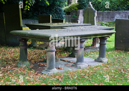 Tabelle Top Gräber auf dem Ashover All Saints churchyard Stockfoto