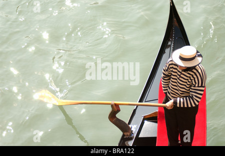 Traditionelle Gondoliere und Gondel auf dem Canale Grande in Venedig, Italien. Stockfoto