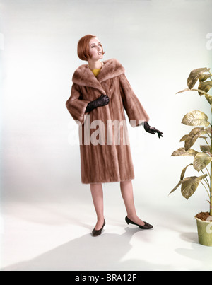 1960ER JAHREN STILVOLLE FRAU TRAGEN PELZ NERZ MANTEL VOLLER LÄNGE MODE Stockfoto